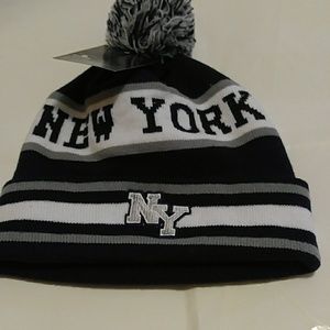 NEW YORK BLACK AND WHITE BEANIES